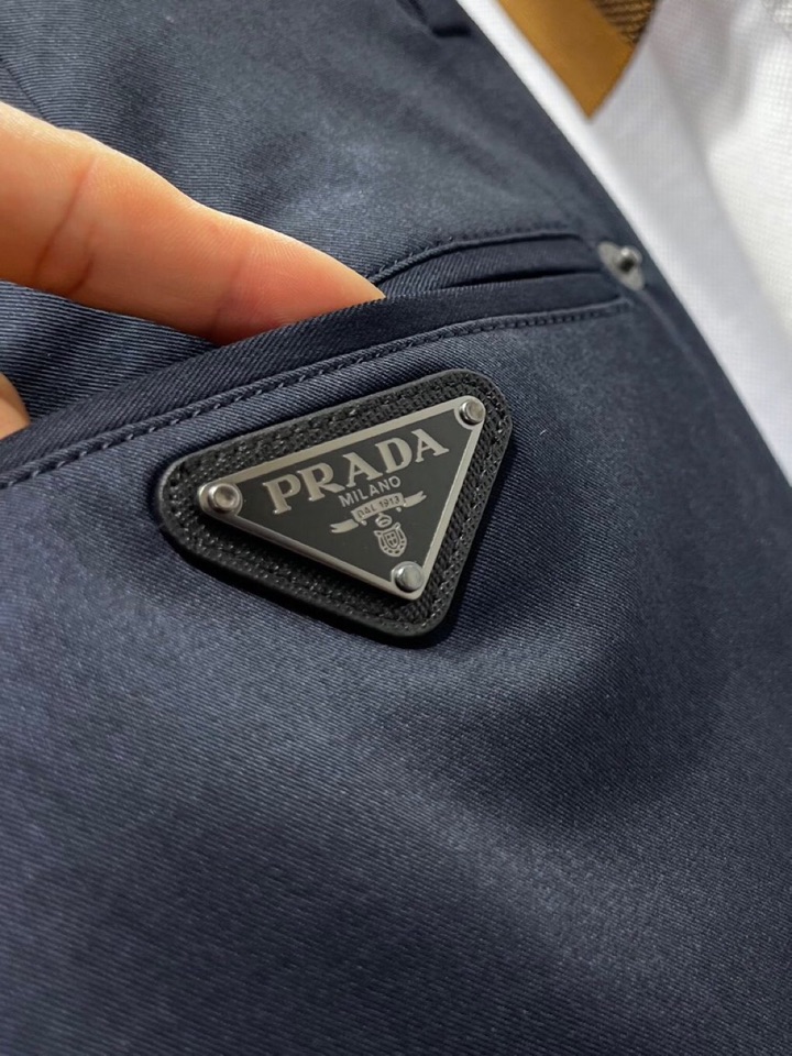 🔥Prada 普拉达2025ss 春夏新品，三角徽标饰商务休闲裤西裤，高奢内敛低调，轻松驾驭不挑人 裁剪
