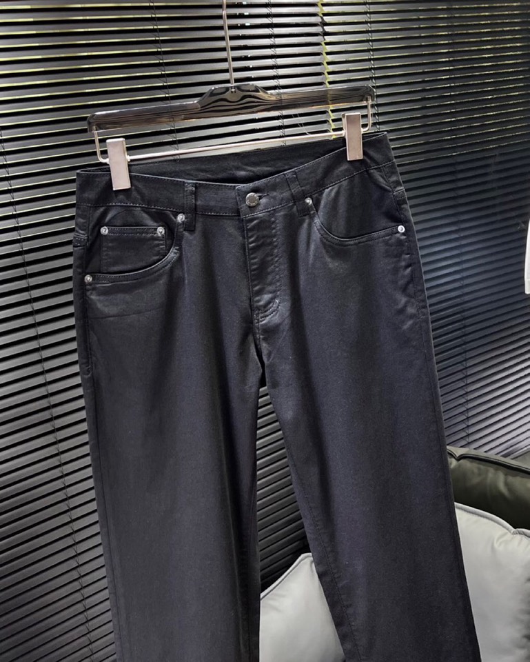 🔥Prada 普拉达2025ss 春夏新品休闲裤，金属徽标饰五袋牛仔裤， 高奢内敛低调，轻松驾驭不挑人 