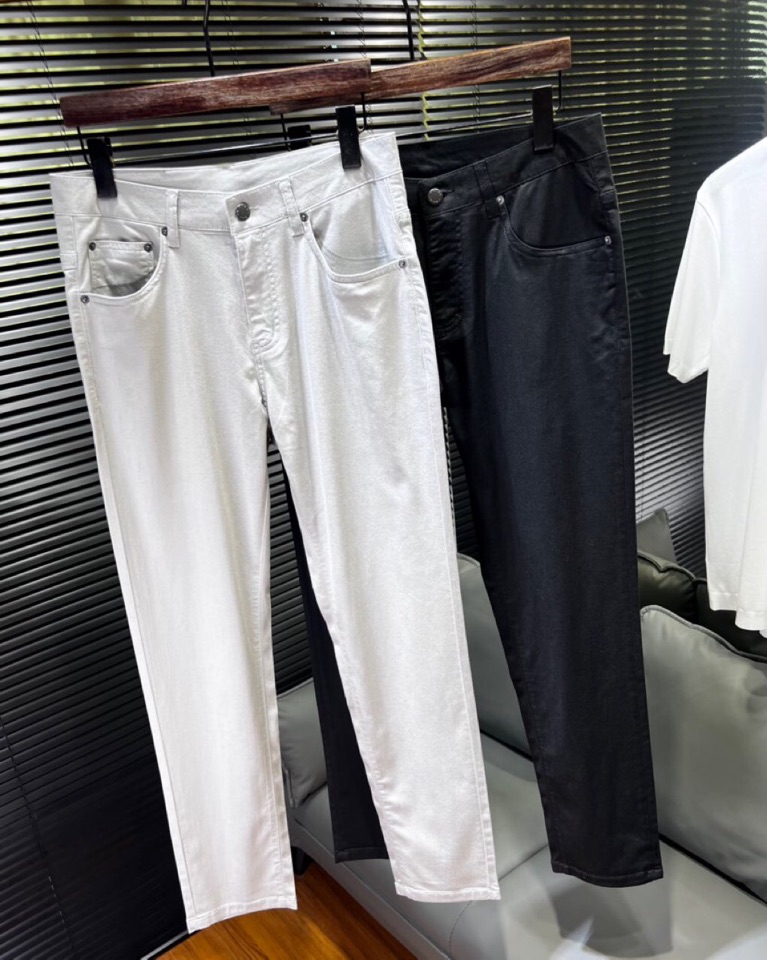 🔥Prada 普拉达2025ss 春夏新品休闲裤，金属徽标饰五袋牛仔裤， 高奢内敛低调，轻松驾驭不挑人 