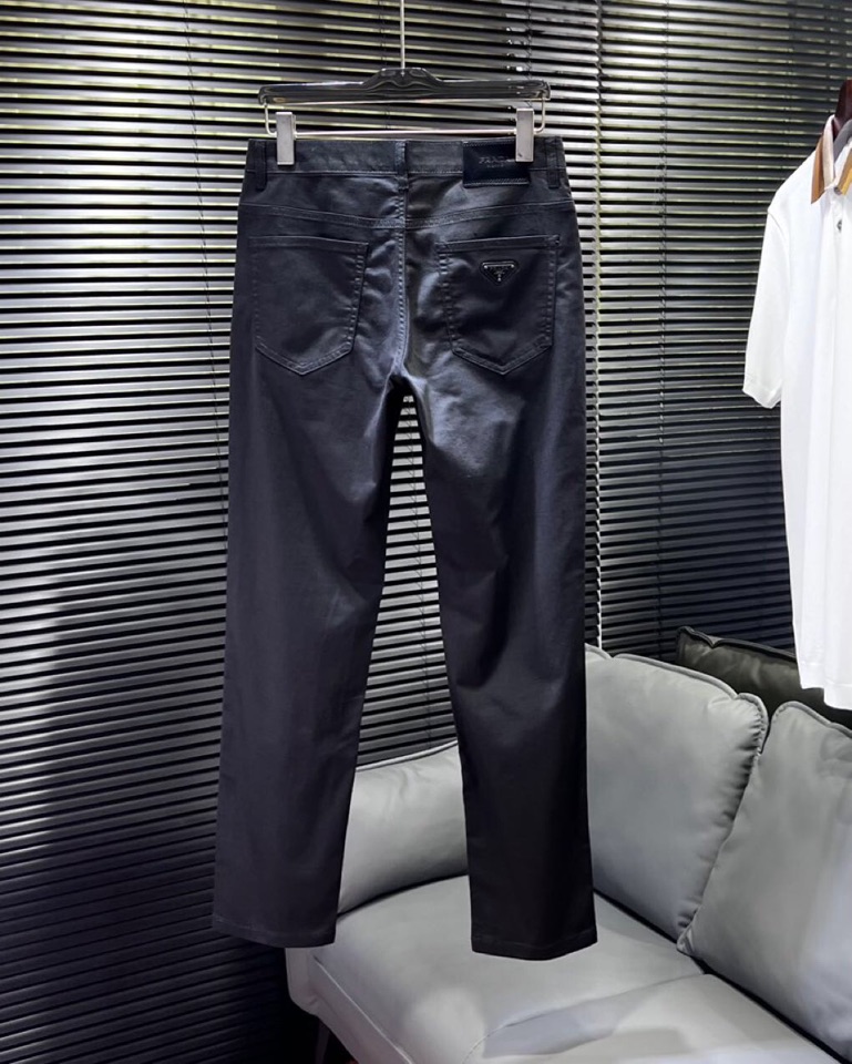 🔥Prada 普拉达2025ss 春夏新品休闲裤，金属徽标饰五袋牛仔裤， 高奢内敛低调，轻松驾驭不挑人 