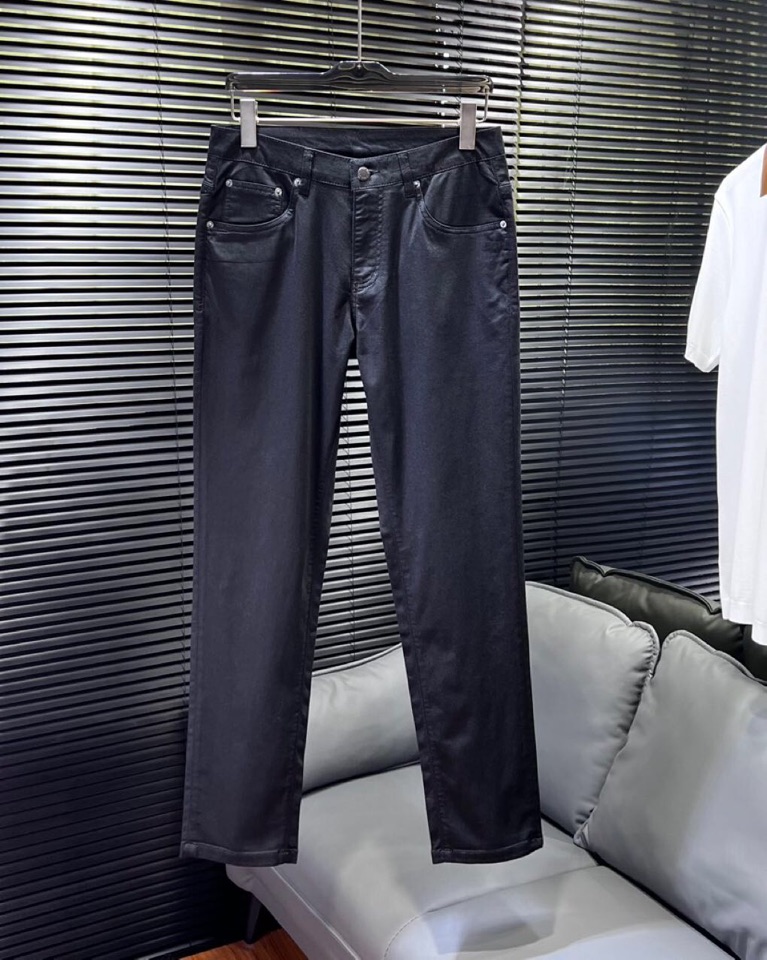 🔥Prada 普拉达2025ss 春夏新品休闲裤，金属徽标饰五袋牛仔裤， 高奢内敛低调，轻松驾驭不挑人 