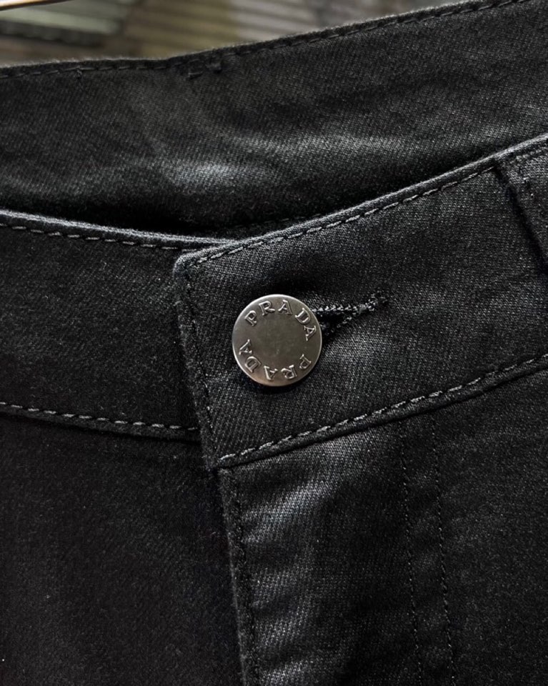 🔥Prada 普拉达2025ss 春夏新品休闲裤，金属徽标饰五袋牛仔裤， 高奢内敛低调，轻松驾驭不挑人 