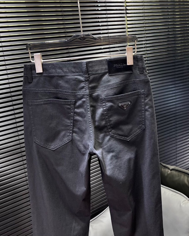 🔥Prada 普拉达2025ss 春夏新品休闲裤，金属徽标饰五袋牛仔裤， 高奢内敛低调，轻松驾驭不挑人 