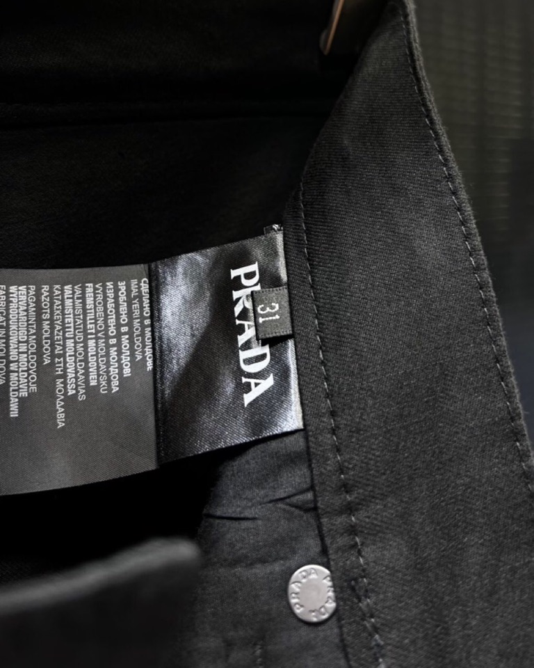 🔥Prada 普拉达2025ss 春夏新品休闲裤，金属徽标饰五袋牛仔裤， 高奢内敛低调，轻松驾驭不挑人 