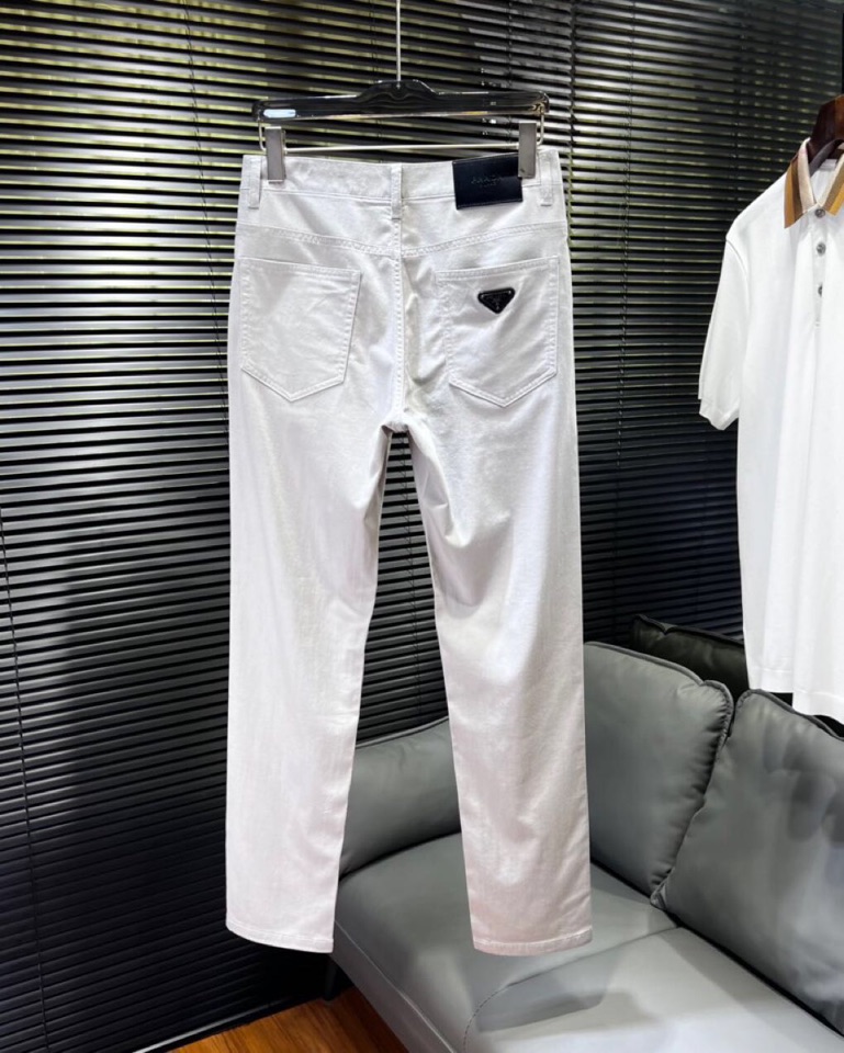🔥Prada 普拉达2025ss 春夏新品休闲裤，金属徽标饰五袋牛仔裤， 高奢内敛低调，轻松驾驭不挑人 