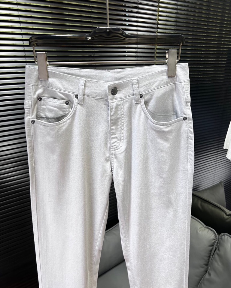 🔥Prada 普拉达2025ss 春夏新品休闲裤，金属徽标饰五袋牛仔裤， 高奢内敛低调，轻松驾驭不挑人 