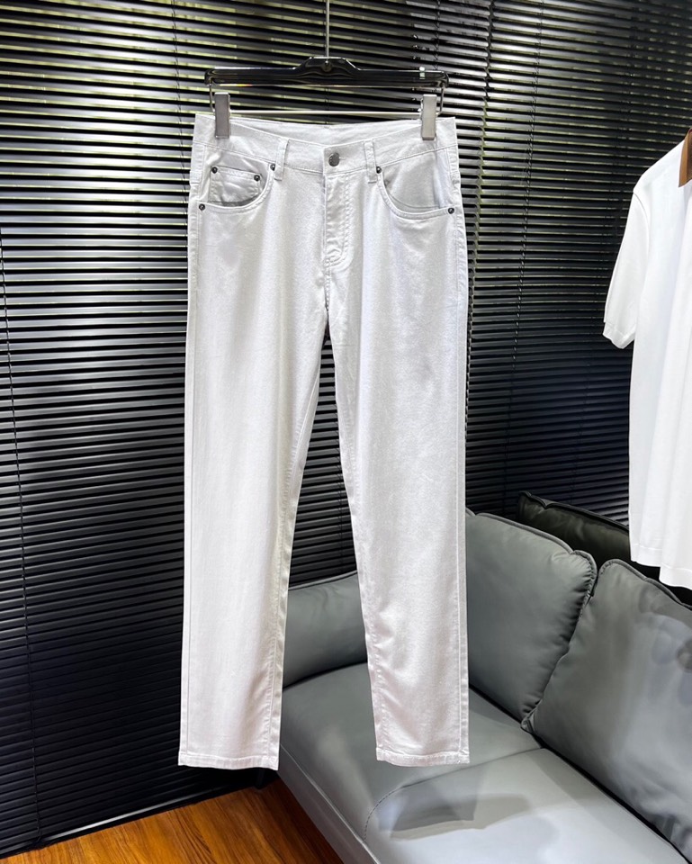 🔥Prada 普拉达2025ss 春夏新品休闲裤，金属徽标饰五袋牛仔裤， 高奢内敛低调，轻松驾驭不挑人 