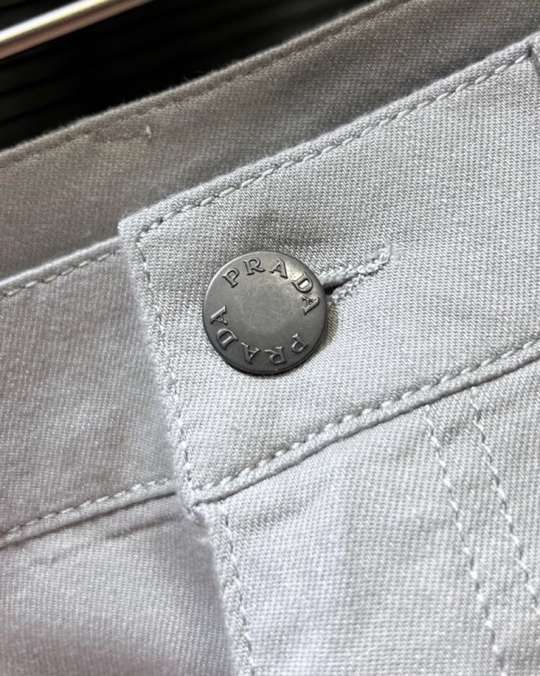 🔥Prada 普拉达2025ss 春夏新品休闲裤，金属徽标饰五袋牛仔裤， 高奢内敛低调，轻松驾驭不挑人 