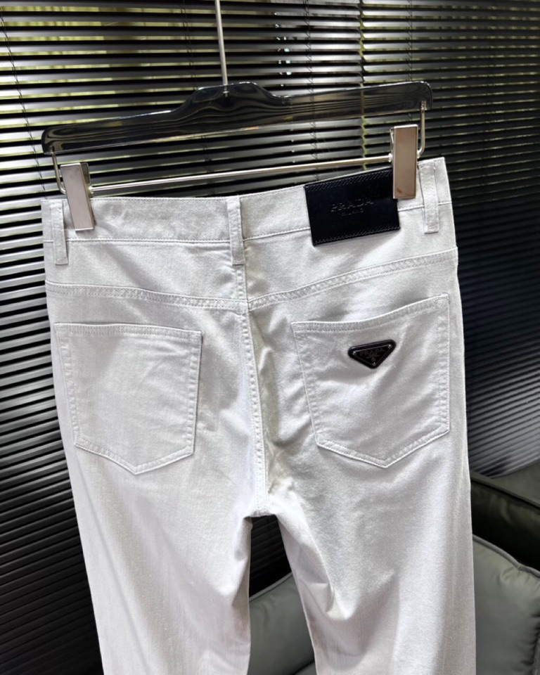 🔥Prada 普拉达2025ss 春夏新品休闲裤，金属徽标饰五袋牛仔裤， 高奢内敛低调，轻松驾驭不挑人 