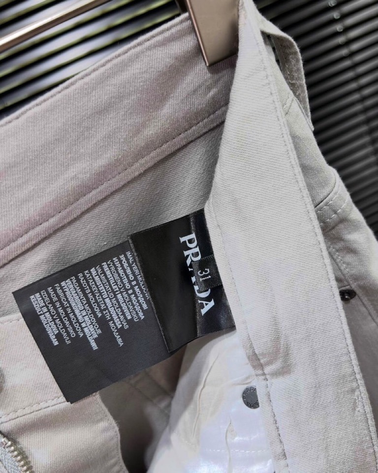 🔥Prada 普拉达2025ss 春夏新品休闲裤，金属徽标饰五袋牛仔裤， 高奢内敛低调，轻松驾驭不挑人 