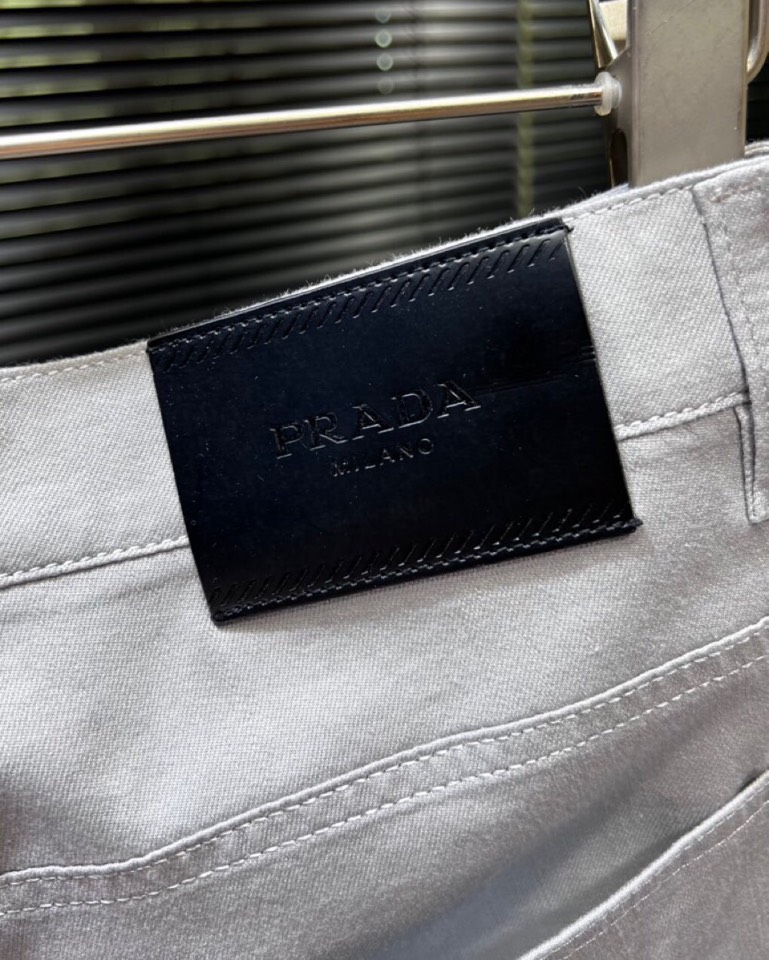 🔥Prada 普拉达2025ss 春夏新品休闲裤，金属徽标饰五袋牛仔裤， 高奢内敛低调，轻松驾驭不挑人 