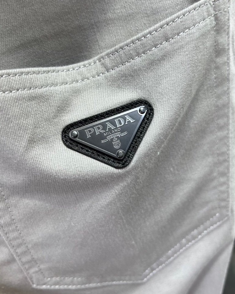 🔥Prada 普拉达2025ss 春夏新品休闲裤，金属徽标饰五袋牛仔裤， 高奢内敛低调，轻松驾驭不挑人 
