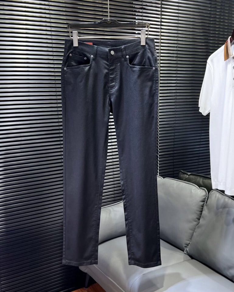 🔥HERMES 爱马仕2025ss 春夏新品休闲裤\n男士棉质 直筒版型牛仔裤， 高奢内敛低调，轻松驾驭