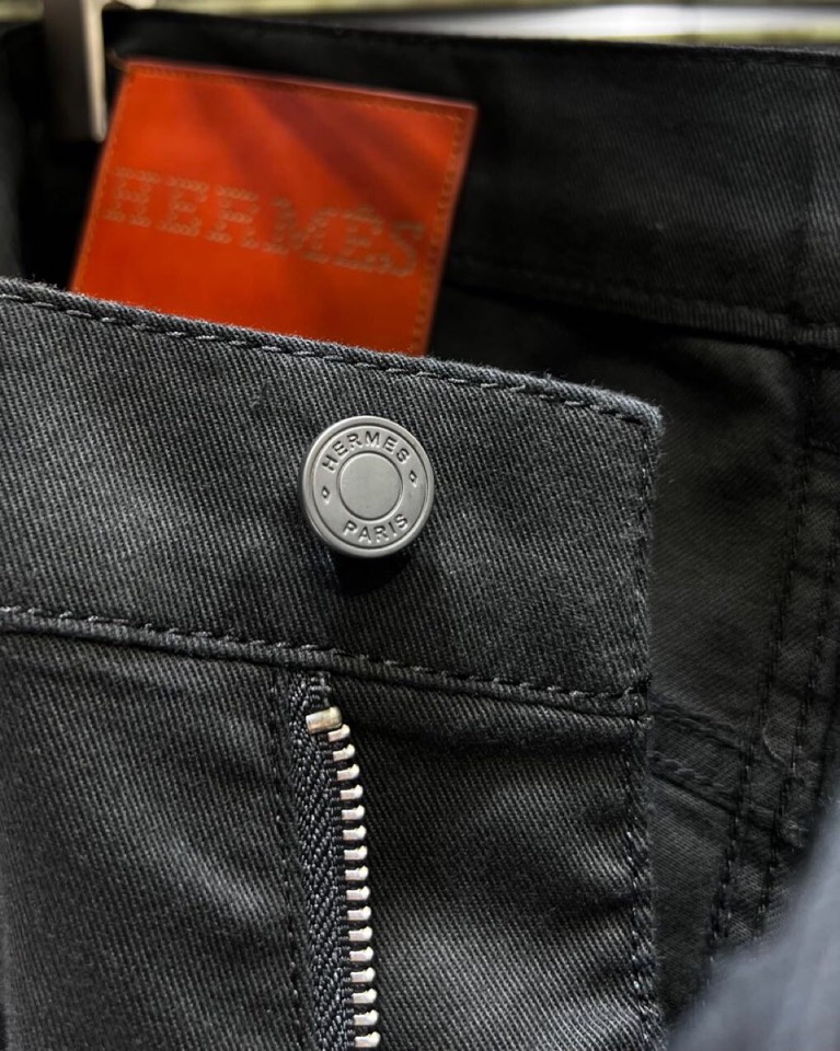 🔥HERMES 爱马仕2025ss 春夏新品休闲裤\n男士棉质 直筒版型牛仔裤， 高奢内敛低调，轻松驾驭