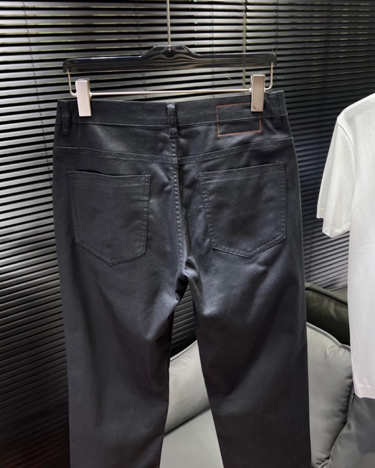 🔥HERMES 爱马仕2025ss 春夏新品休闲裤\n男士棉质 直筒版型牛仔裤， 高奢内敛低调，轻松驾驭
