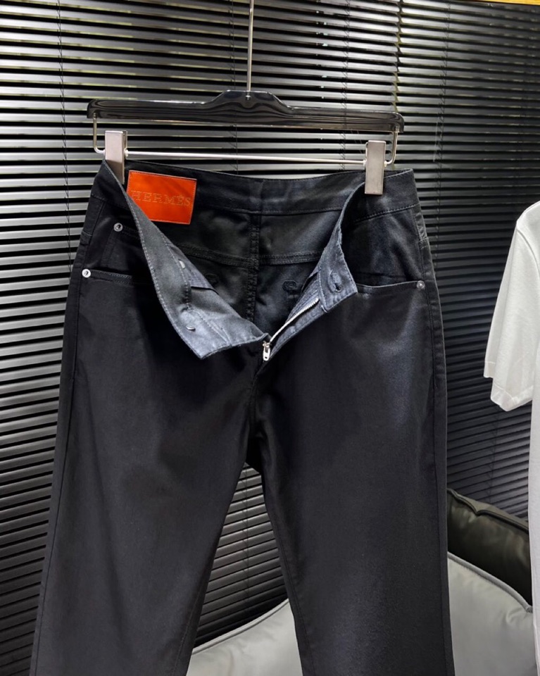 🔥HERMES 爱马仕2025ss 春夏新品休闲裤\n男士棉质 直筒版型牛仔裤， 高奢内敛低调，轻松驾驭