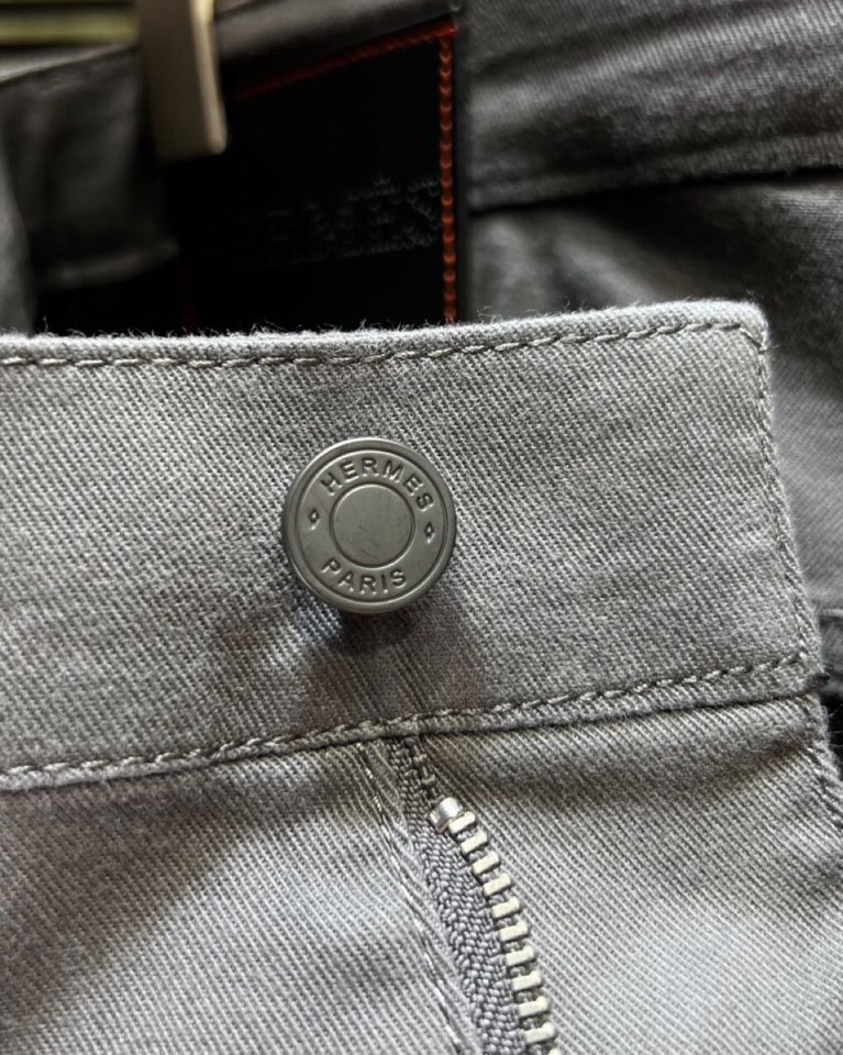🔥HERMES 爱马仕2025ss 春夏新品休闲裤\n男士棉质 直筒版型牛仔裤， 高奢内敛低调，轻松驾驭