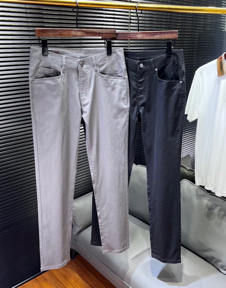 🔥HERMES 爱马仕2025ss 春夏新品休闲裤\n男士棉质 直筒版型牛仔裤， 高奢内敛低调，轻松驾驭