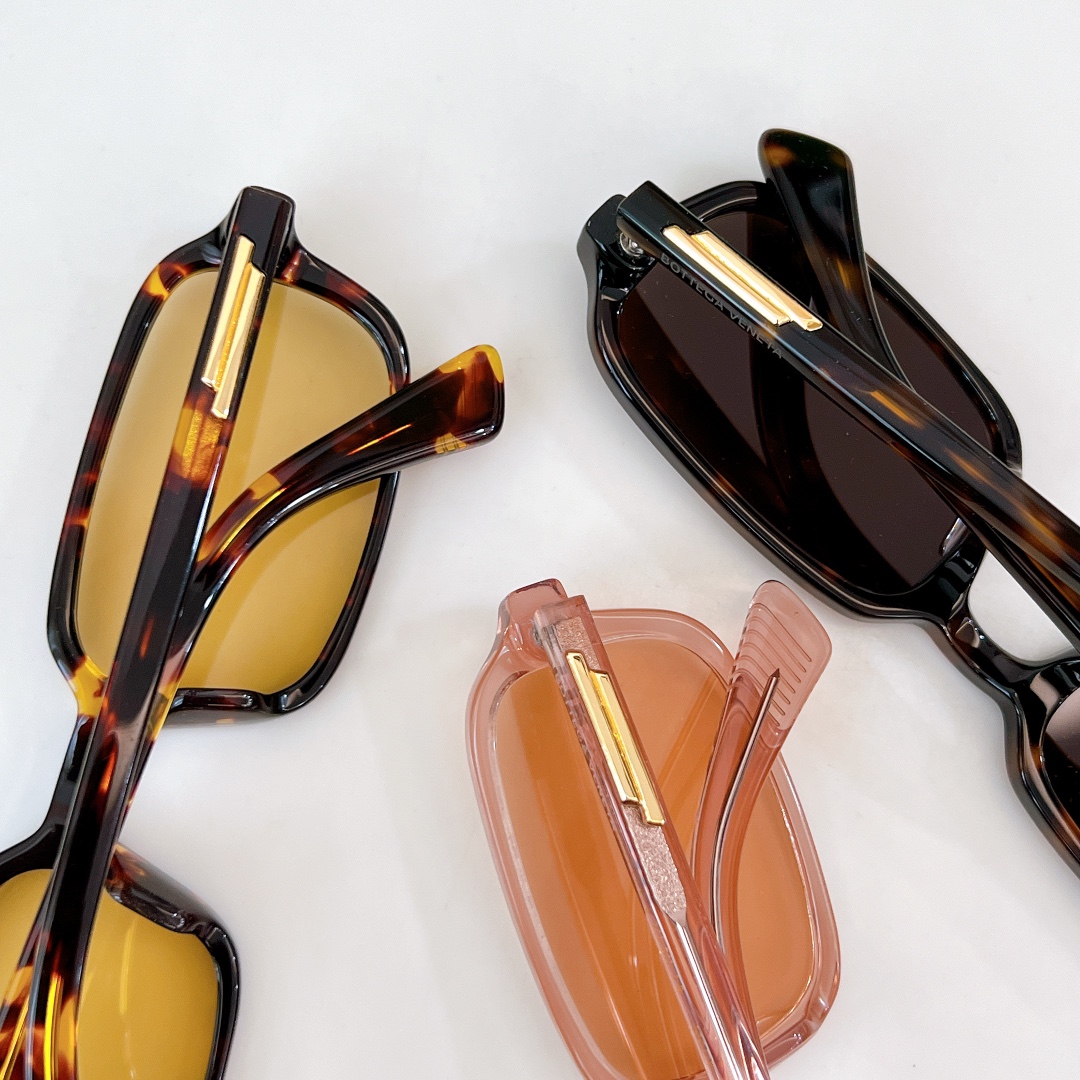  BOTTEGA VENET*
MOD：BV1488S
Size：54口22-140
