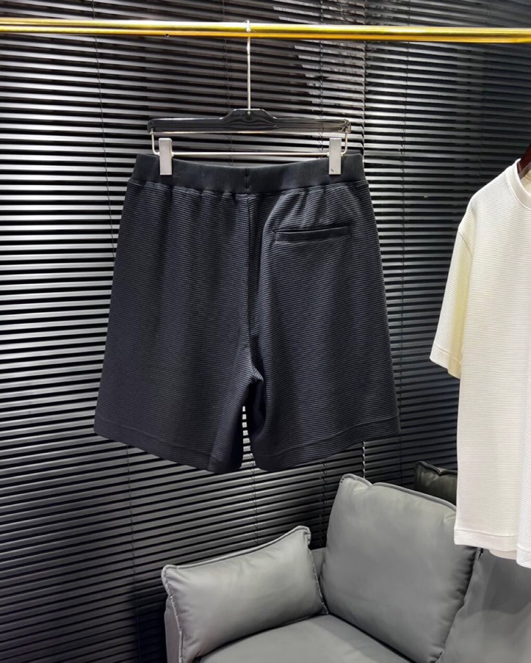 🔥Loro Piana 诺悠翩雅lP。 解锁夏日慵懒风 | 宽松休闲短裤。300克重的天丝棉，加上经典的