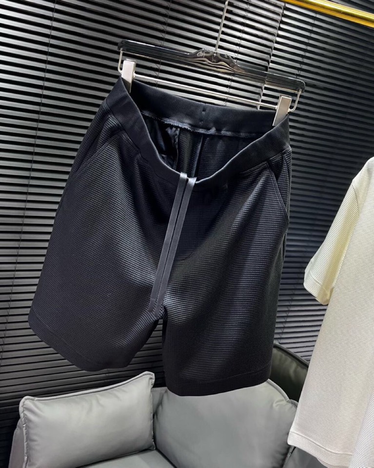 🔥Loro Piana 诺悠翩雅lP。 解锁夏日慵懒风 | 宽松休闲短裤。300克重的天丝棉，加上经典的