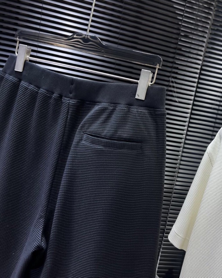 🔥Loro Piana 诺悠翩雅lP。 解锁夏日慵懒风 | 宽松休闲短裤。300克重的天丝棉，加上经典的