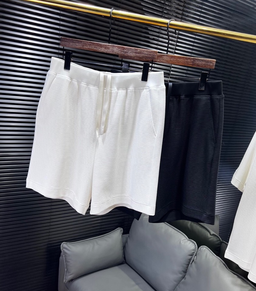 🔥Loro Piana 诺悠翩雅lP。 解锁夏日慵懒风 | 宽松休闲短裤。300克重的天丝棉，加上经典的