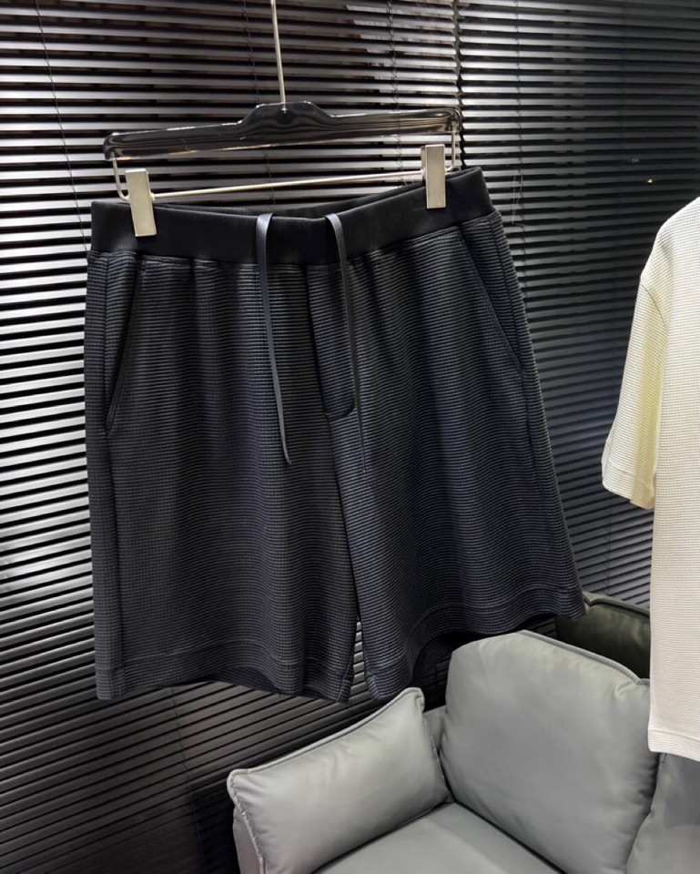 🔥Loro Piana 诺悠翩雅lP。 解锁夏日慵懒风 | 宽松休闲短裤。300克重的天丝棉，加上经典的