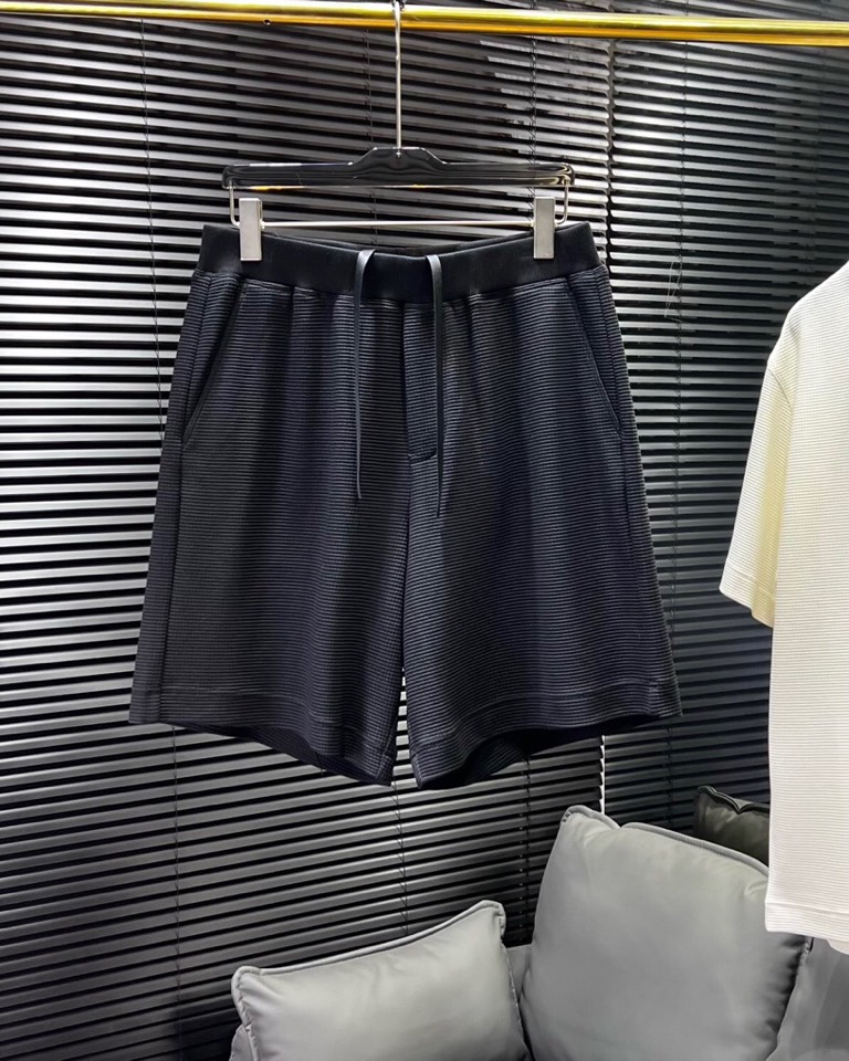 🔥Loro Piana 诺悠翩雅lP。 解锁夏日慵懒风 | 宽松休闲短裤。300克重的天丝棉，加上经典的