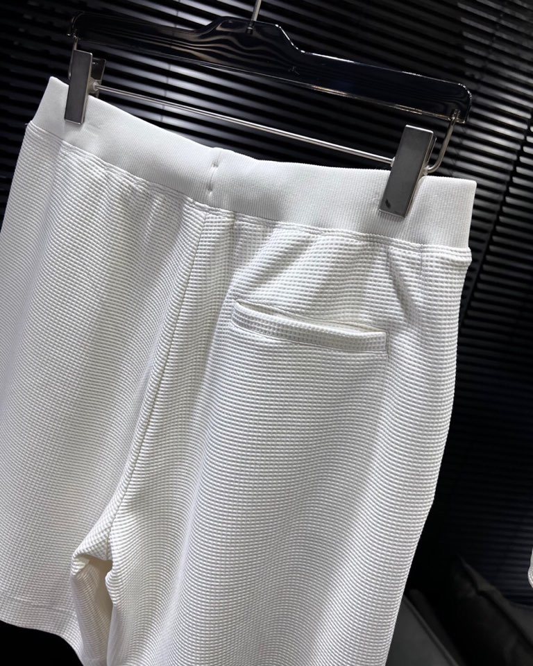 🔥Loro Piana 诺悠翩雅lP。 解锁夏日慵懒风 | 宽松休闲短裤。300克重的天丝棉，加上经典的