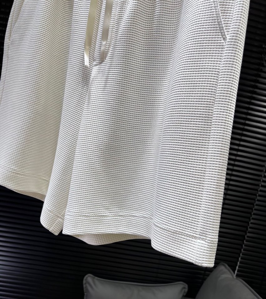 🔥Loro Piana 诺悠翩雅lP。 解锁夏日慵懒风 | 宽松休闲短裤。300克重的天丝棉，加上经典的