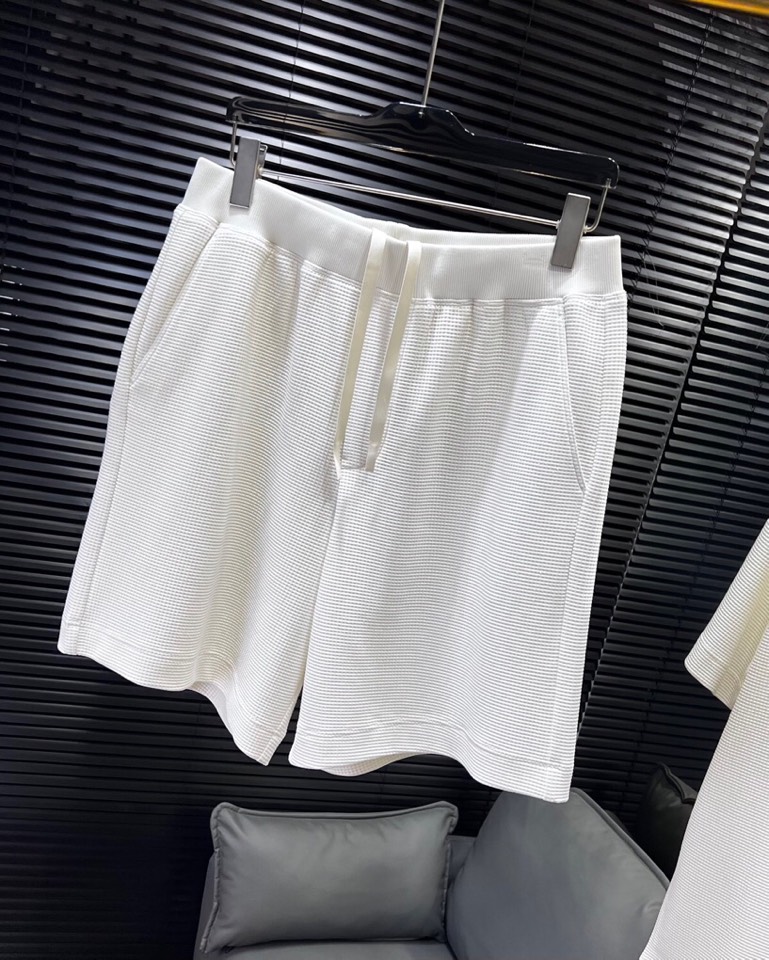 🔥Loro Piana 诺悠翩雅lP。 解锁夏日慵懒风 | 宽松休闲短裤。300克重的天丝棉，加上经典的