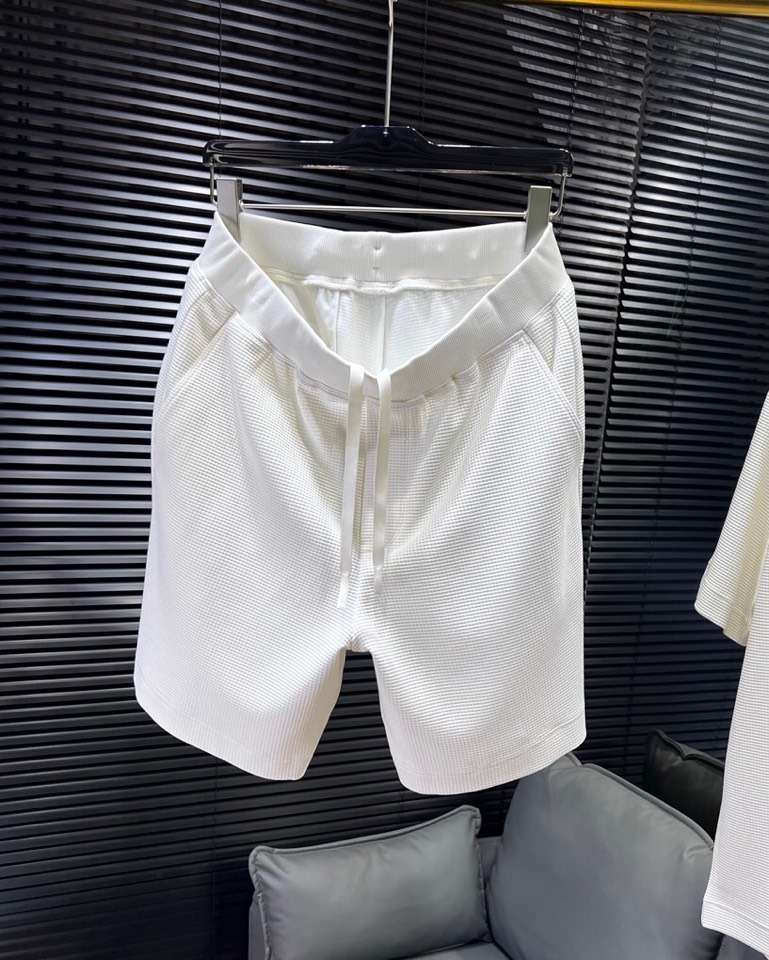 🔥Loro Piana 诺悠翩雅lP。 解锁夏日慵懒风 | 宽松休闲短裤。300克重的天丝棉，加上经典的