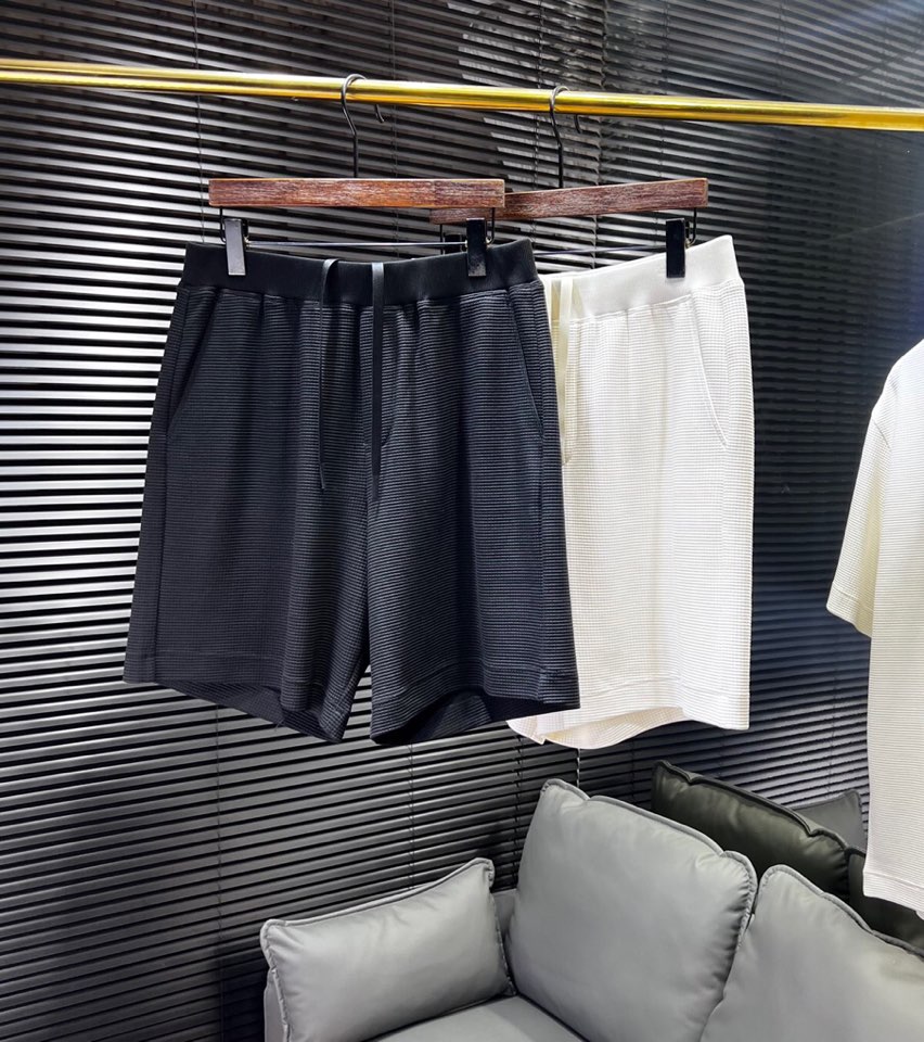 🔥Loro Piana 诺悠翩雅lP。 解锁夏日慵懒风 | 宽松休闲短裤。300克重的天丝棉，加上经典的