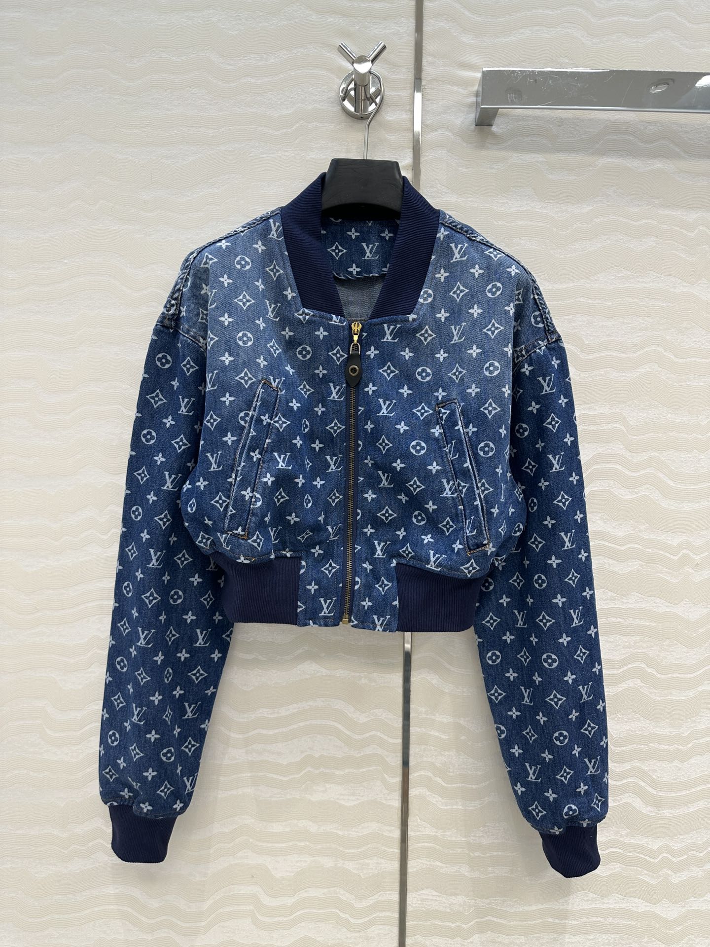 独家首发❤️爆单推荐，时髦精穿搭！MONOGRAM老花牛仔外套！进口纯棉牛仔活性洗水质感超赞！小蛮腰短款