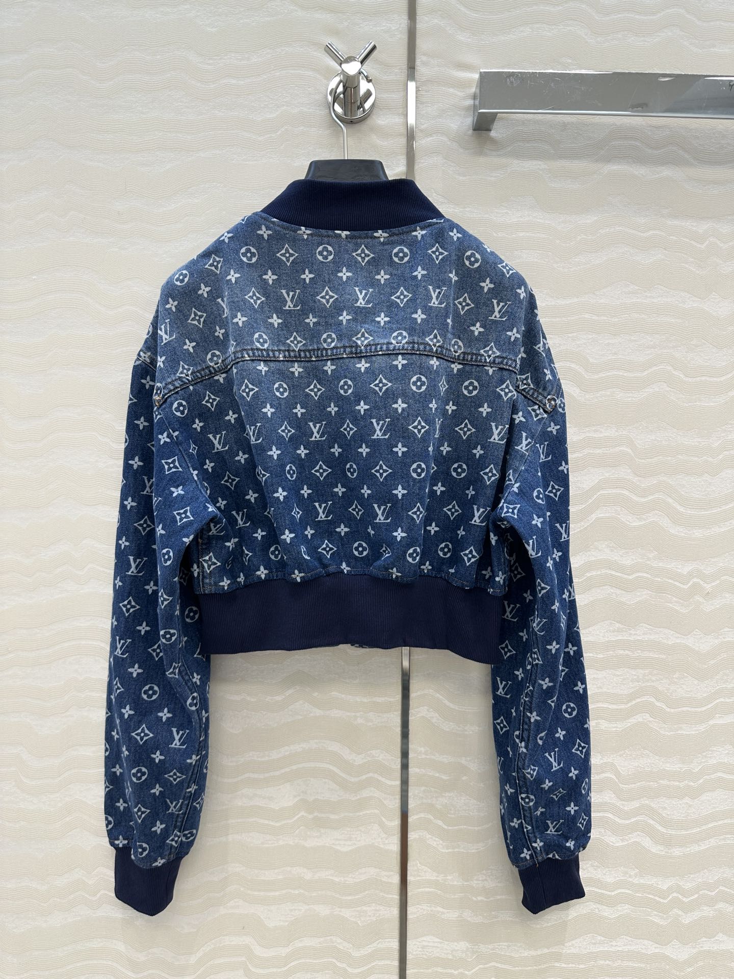 独家首发❤️爆单推荐，时髦精穿搭！MONOGRAM老花牛仔外套！进口纯棉牛仔活性洗水质感超赞！小蛮腰短款