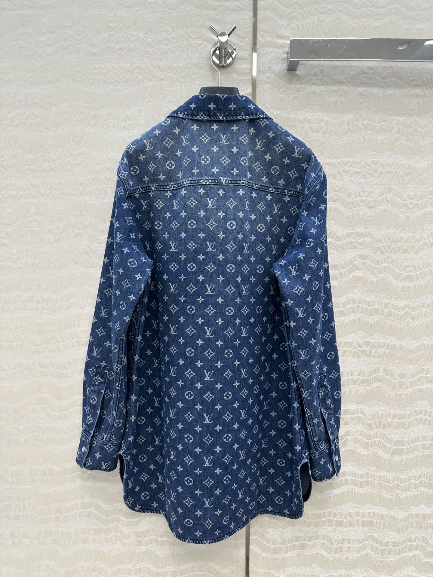 独家首发❤️爆单推荐，时髦精穿搭！MONOGRAM老花牛仔衬衫外套！进口纯棉牛仔活性洗水质感超赞！宽松H