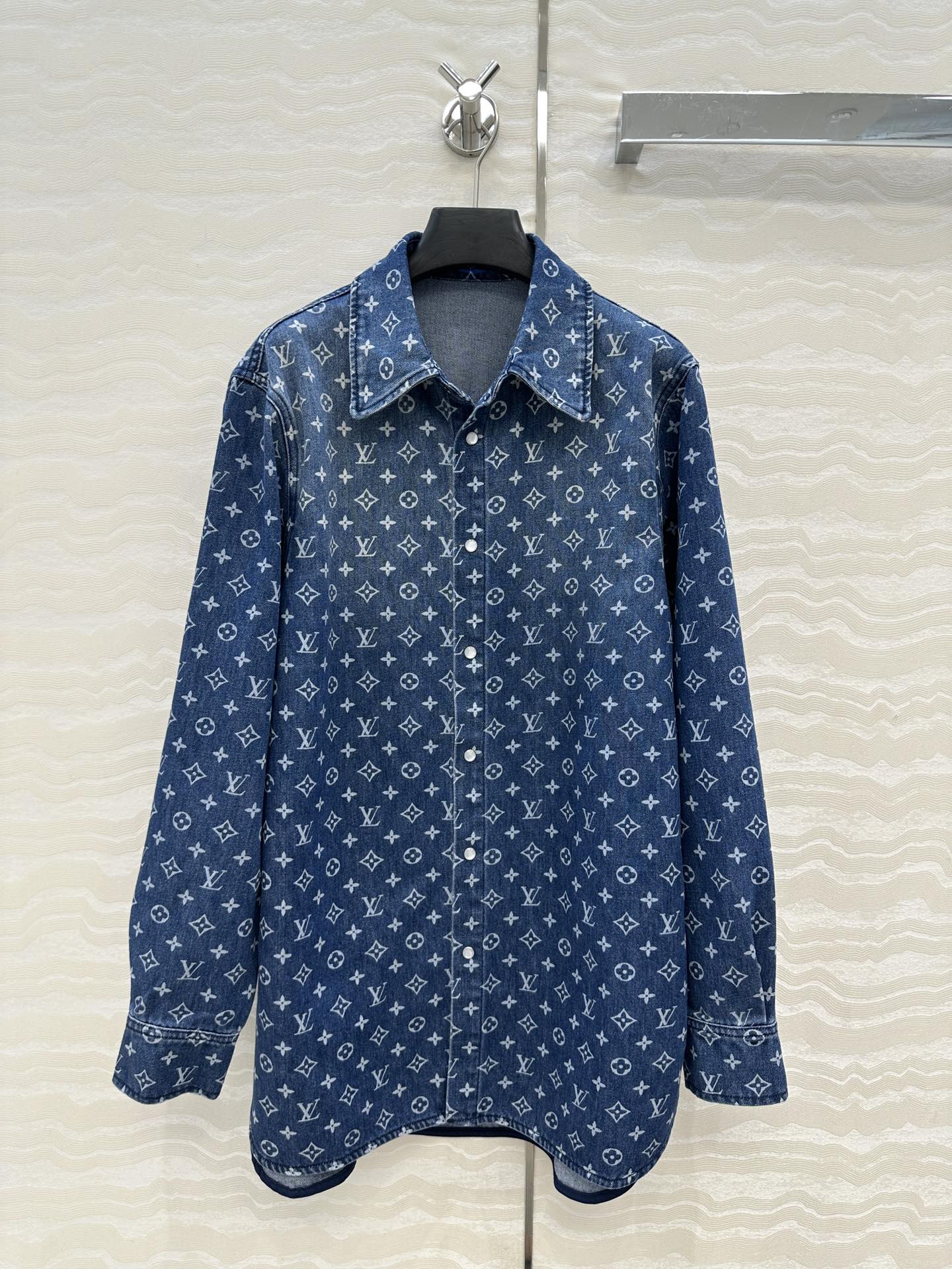 独家首发❤️爆单推荐，时髦精穿搭！MONOGRAM老花牛仔衬衫外套！进口纯棉牛仔活性洗水质感超赞！宽松H