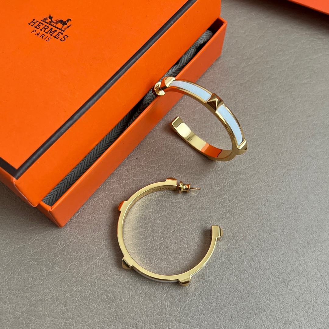 【】Hermes 爱马仕 🌟牛皮 耳钉🌟重磅新品火爆网络 简约大方，时尚百搭。