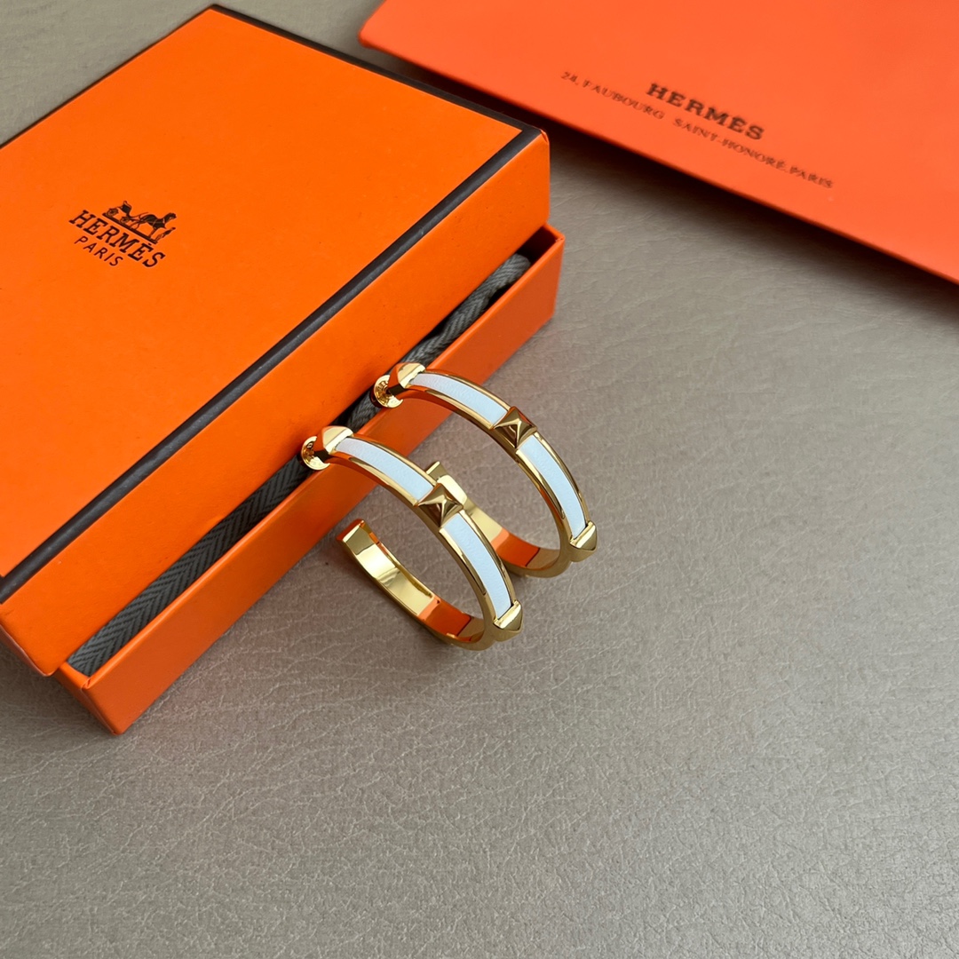 【】Hermes 爱马仕 🌟牛皮 耳钉🌟重磅新品火爆网络 简约大方，时尚百搭。