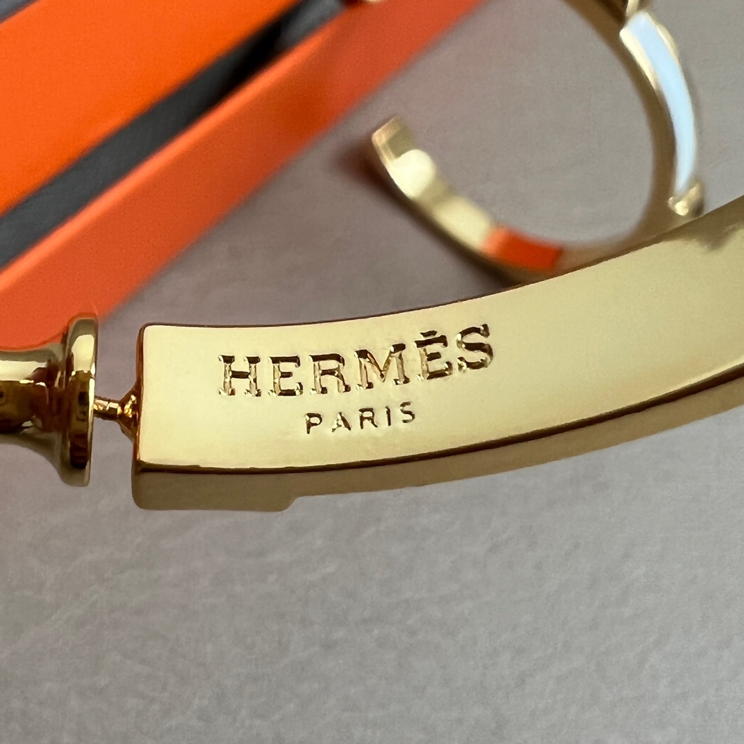 【】Hermes 爱马仕 🌟牛皮 耳钉🌟重磅新品火爆网络 简约大方，时尚百搭。
