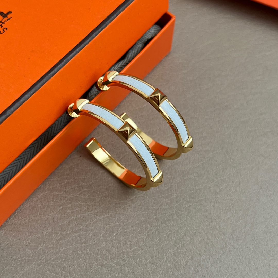 【】Hermes 爱马仕 🌟牛皮 耳钉🌟重磅新品火爆网络 简约大方，时尚百搭。