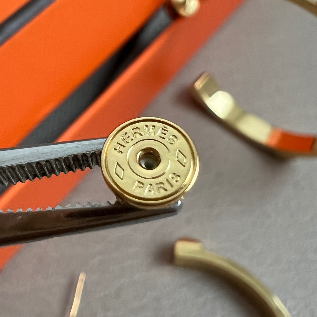 【】Hermes 爱马仕 🌟牛皮 耳钉🌟重磅新品火爆网络 简约大方，时尚百搭。