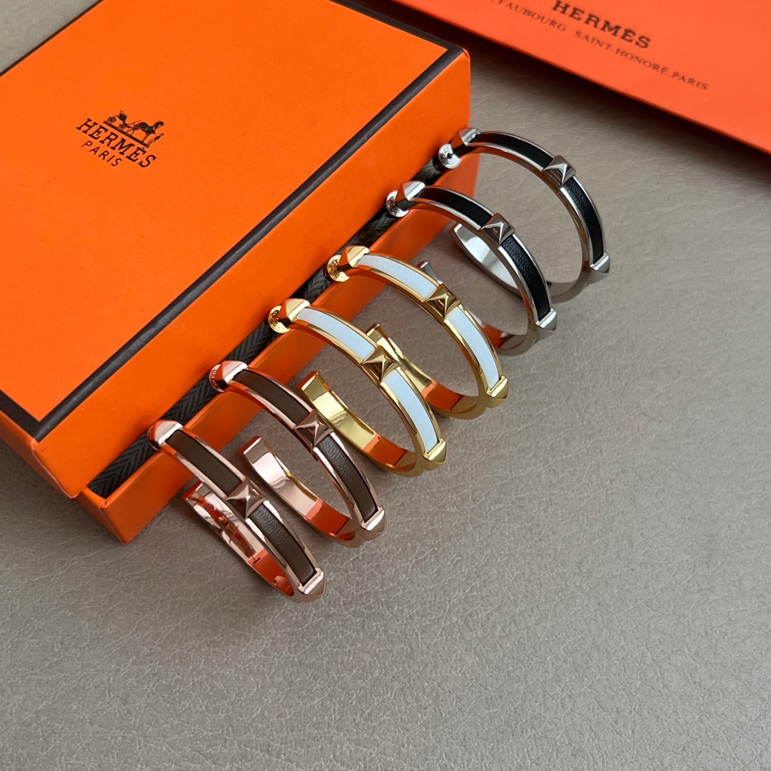 【】Hermes 爱马仕 🌟牛皮 耳钉🌟重磅新品火爆网络 简约大方，时尚百搭。