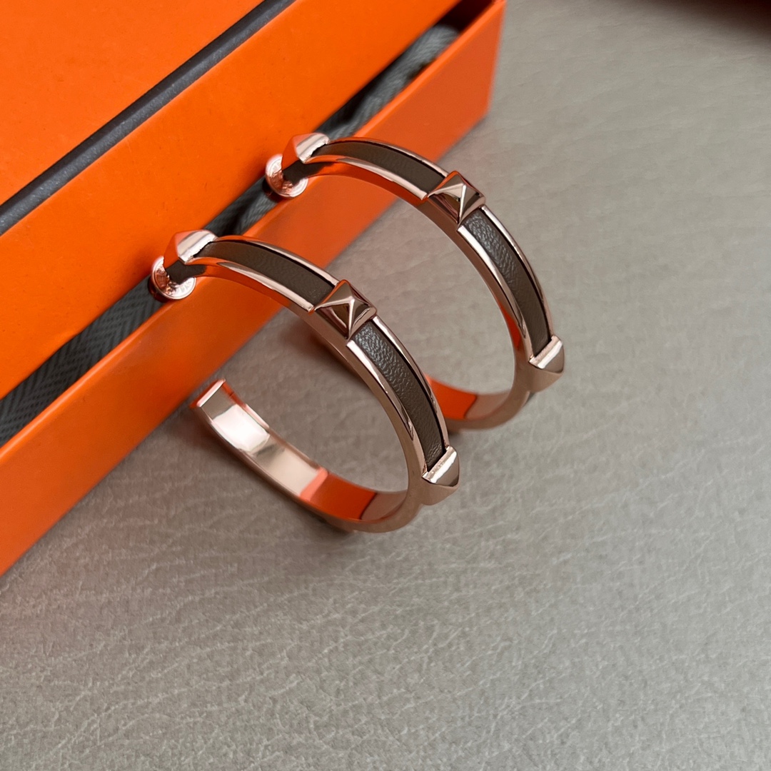 【】Hermes 爱马仕 🌟牛皮 耳钉🌟重磅新品火爆网络 简约大方，时尚百搭。