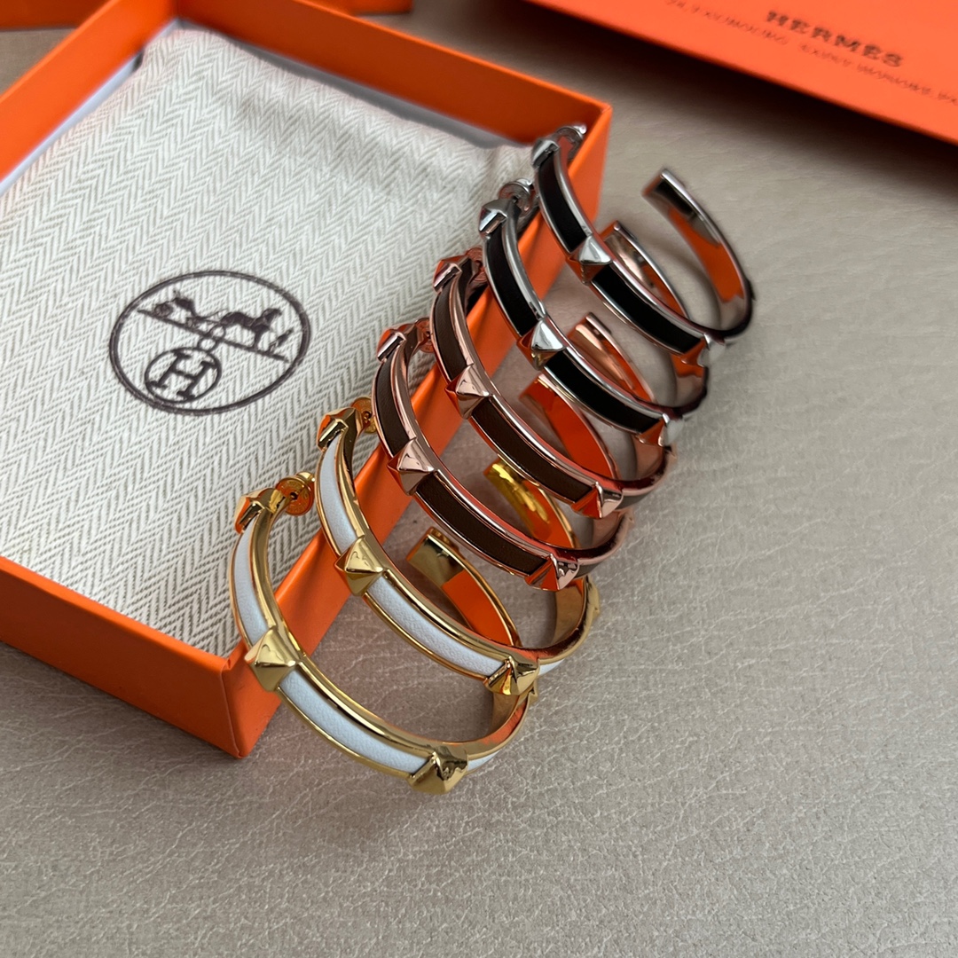 【】Hermes 爱马仕 🌟牛皮 耳钉🌟重磅新品火爆网络 简约大方，时尚百搭。