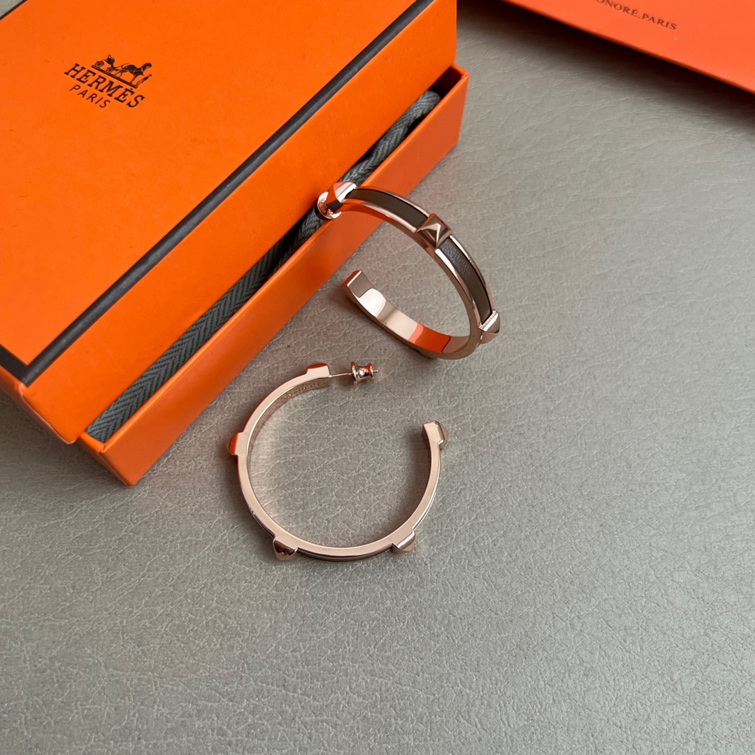 【】Hermes 爱马仕 🌟牛皮 耳钉🌟重磅新品火爆网络 简约大方，时尚百搭。