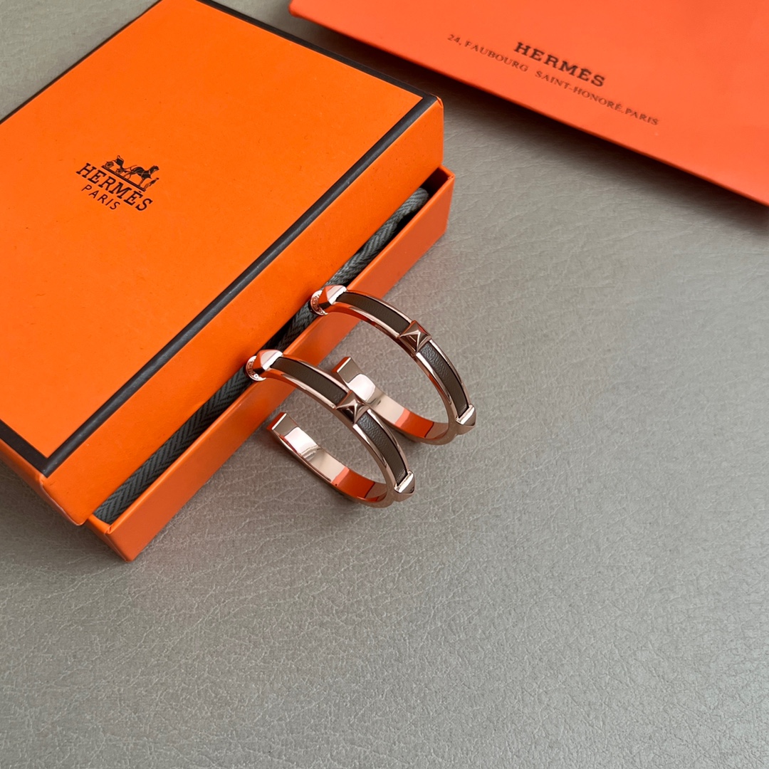 【】Hermes 爱马仕 🌟牛皮 耳钉🌟重磅新品火爆网络 简约大方，时尚百搭。