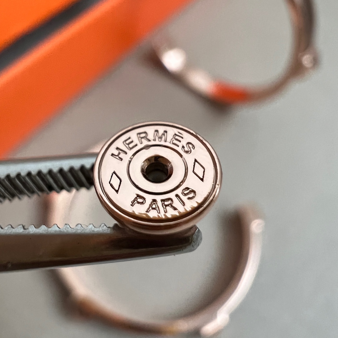 【】Hermes 爱马仕 🌟牛皮 耳钉🌟重磅新品火爆网络 简约大方，时尚百搭。