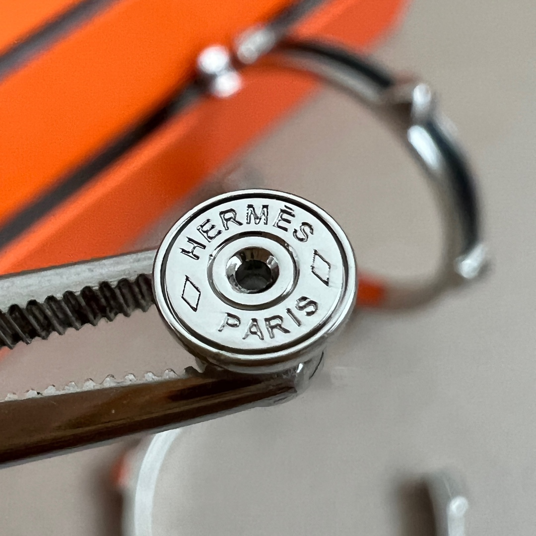 【】Hermes 爱马仕 🌟牛皮 耳钉🌟重磅新品火爆网络 简约大方，时尚百搭。